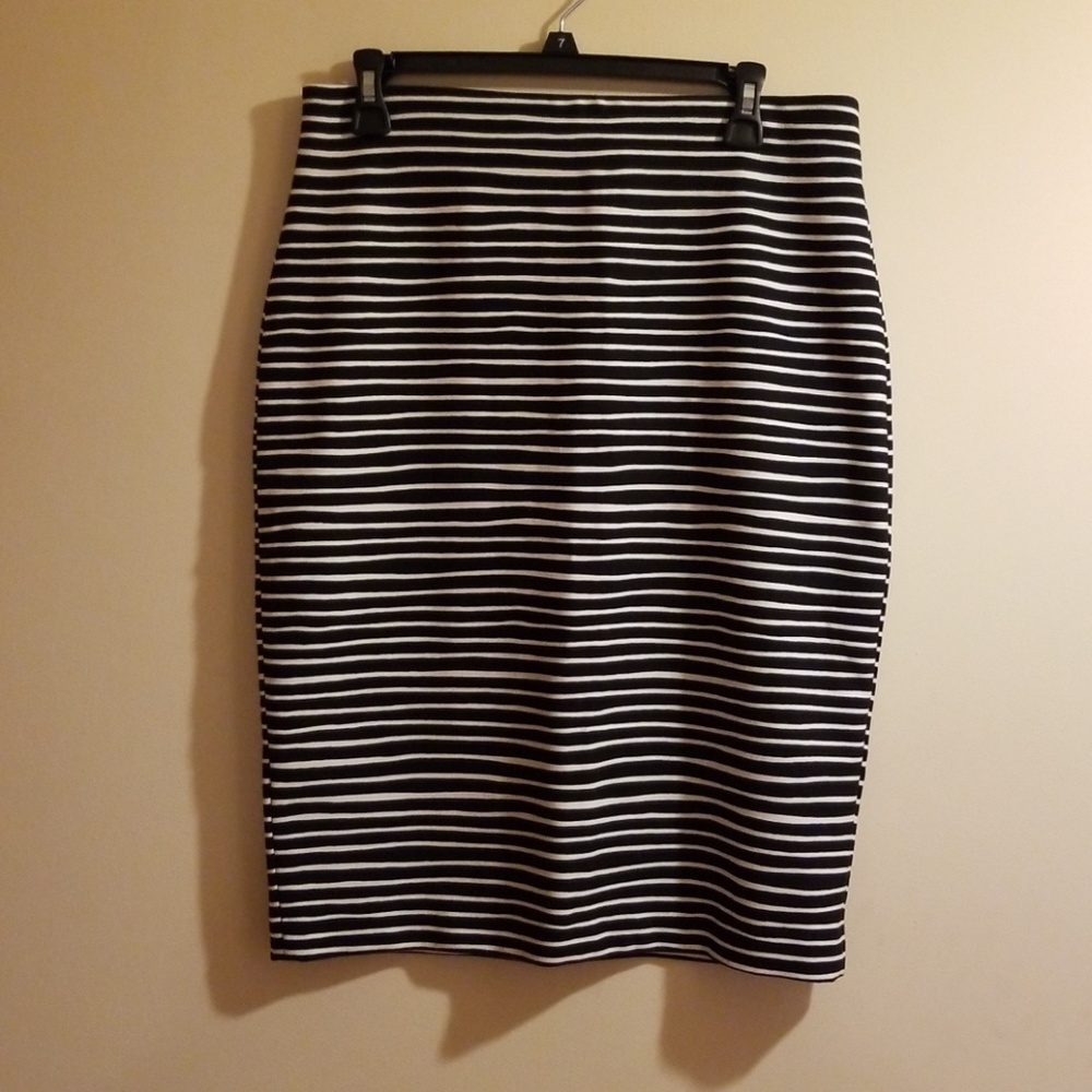 NWT The Loft Black & White Skirt Size Medium